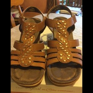 Women’s wedge sandals